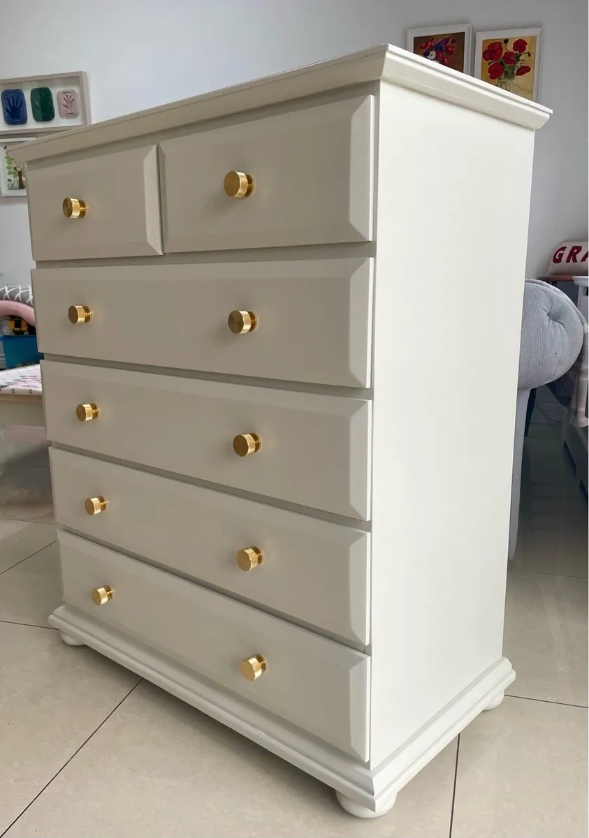 Chest of drawers and two bedside lockers - Image 2
