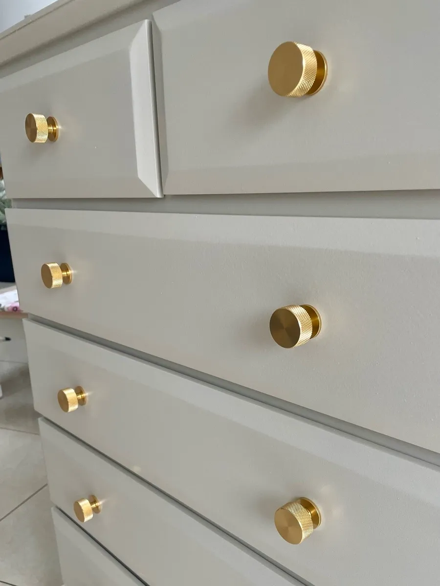 Chest of drawers and two bedside lockers - Image 3