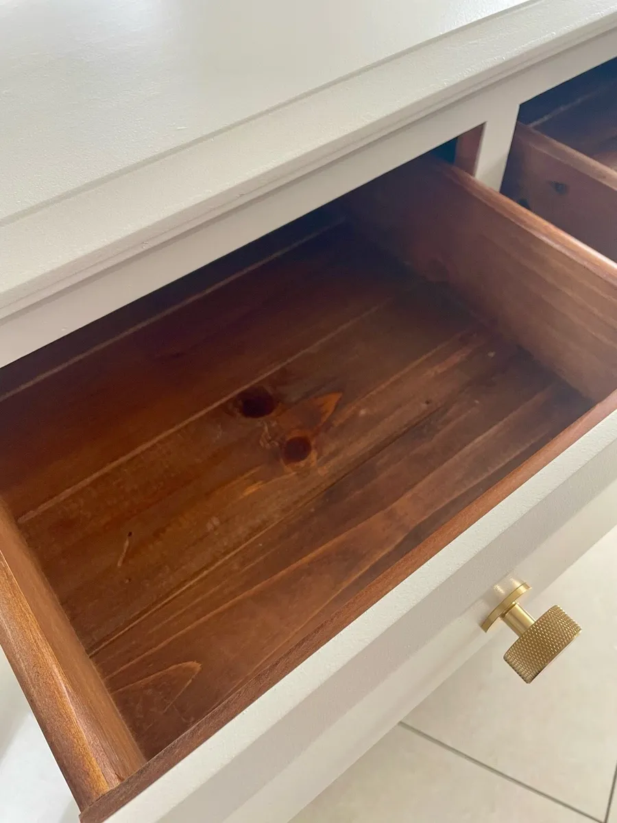 Chest of drawers and two bedside lockers - Image 4