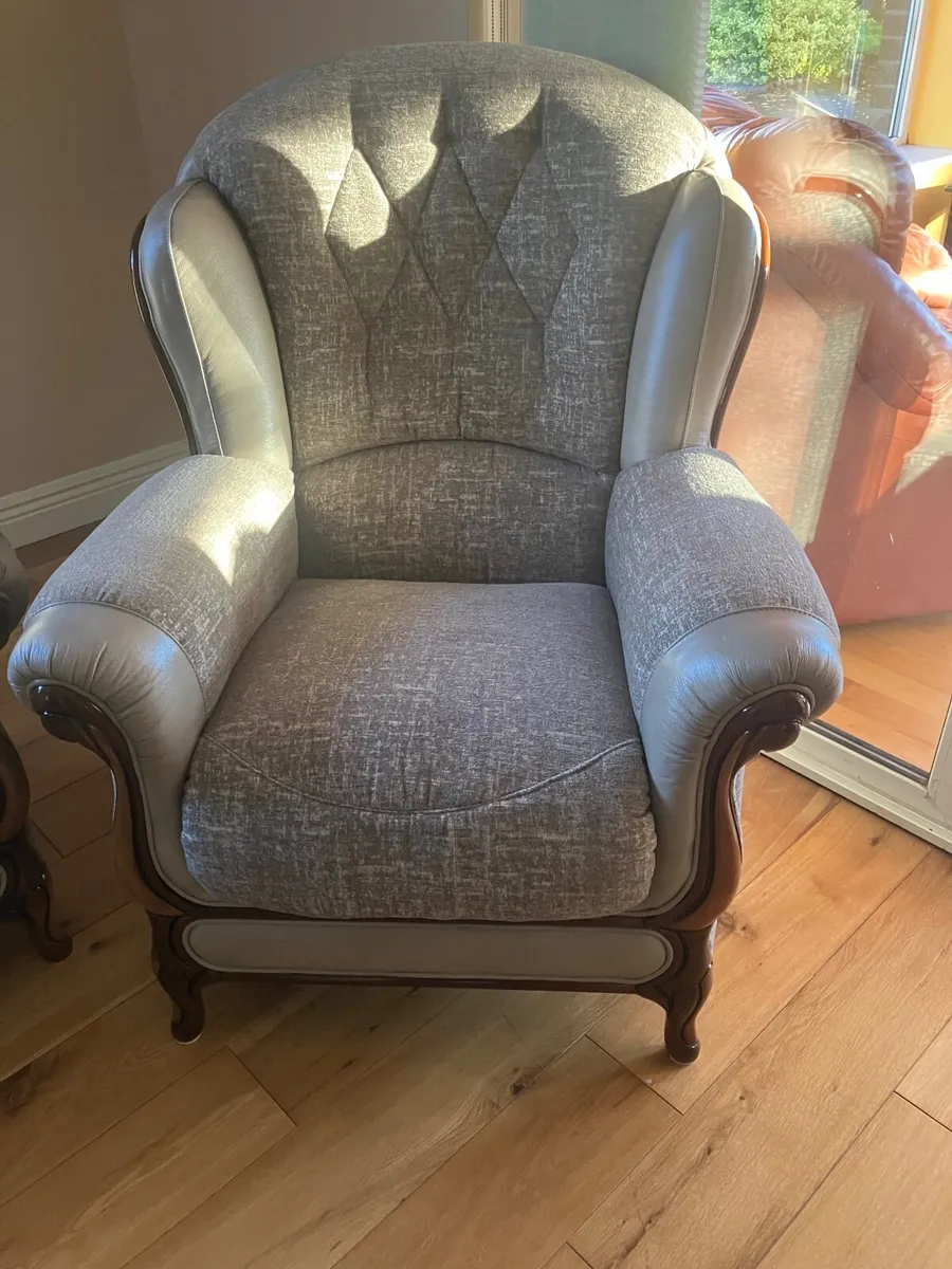 Suite of furniture - Image 1