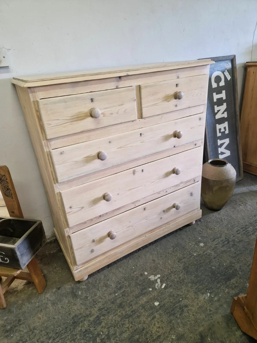 Large Victorian pine chest of drawers - Image 1