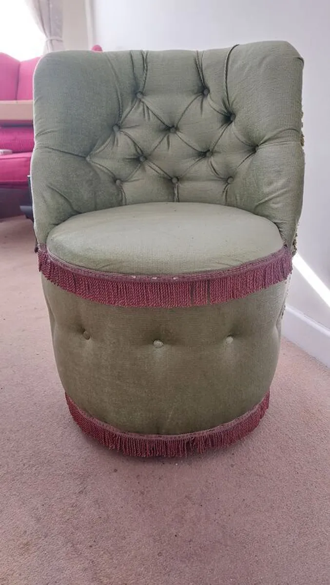 Round Slipper Chair - Image 1