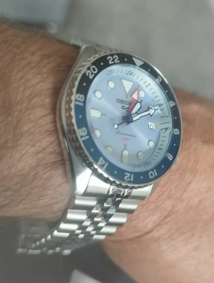 SEIKO 5 MENS SPORT WATCH ICE BLUE -LIMITED EDITION - Image 3