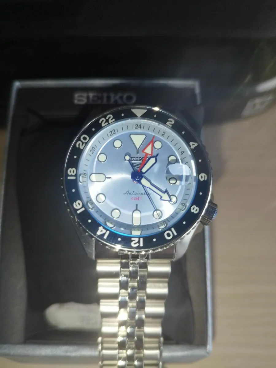 SEIKO 5 MENS SPORT WATCH ICE BLUE -LIMITED EDITION - Image 4