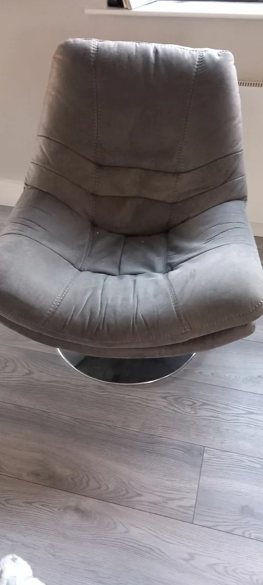 Couch and swivel chair - Image 3