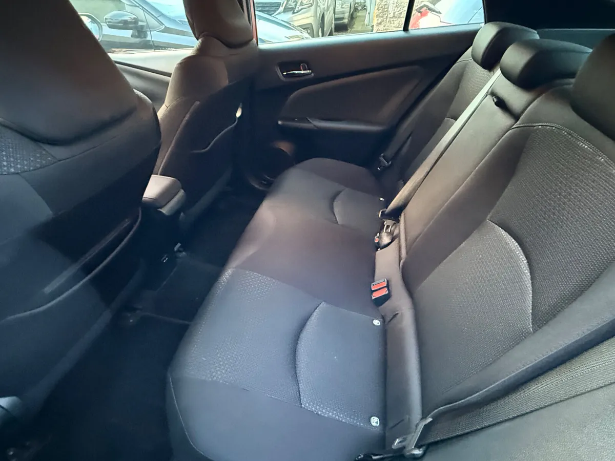 Toyota  Prius  2022 AUTOMATIC  hybrid - Image 4