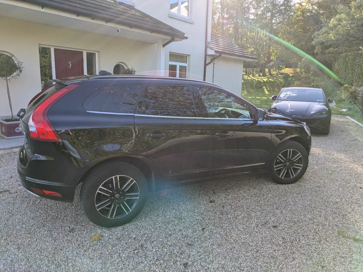 Volvo XC60 2017 - Image 2