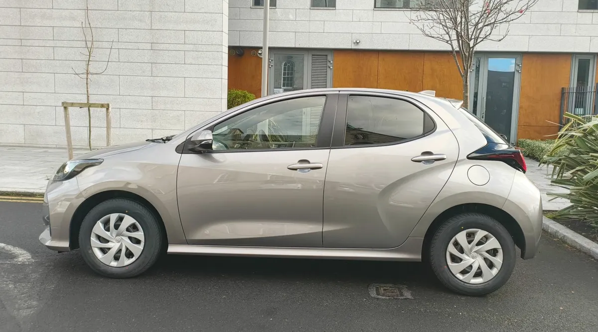 Toyota Yaris Hybrid – 211D – NCT 2027 - Automatic - Image 2