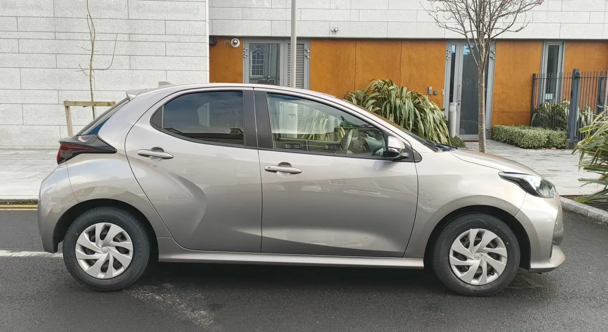 Toyota Yaris Hybrid – 211D – NCT 2027 - Automatic - Image 3