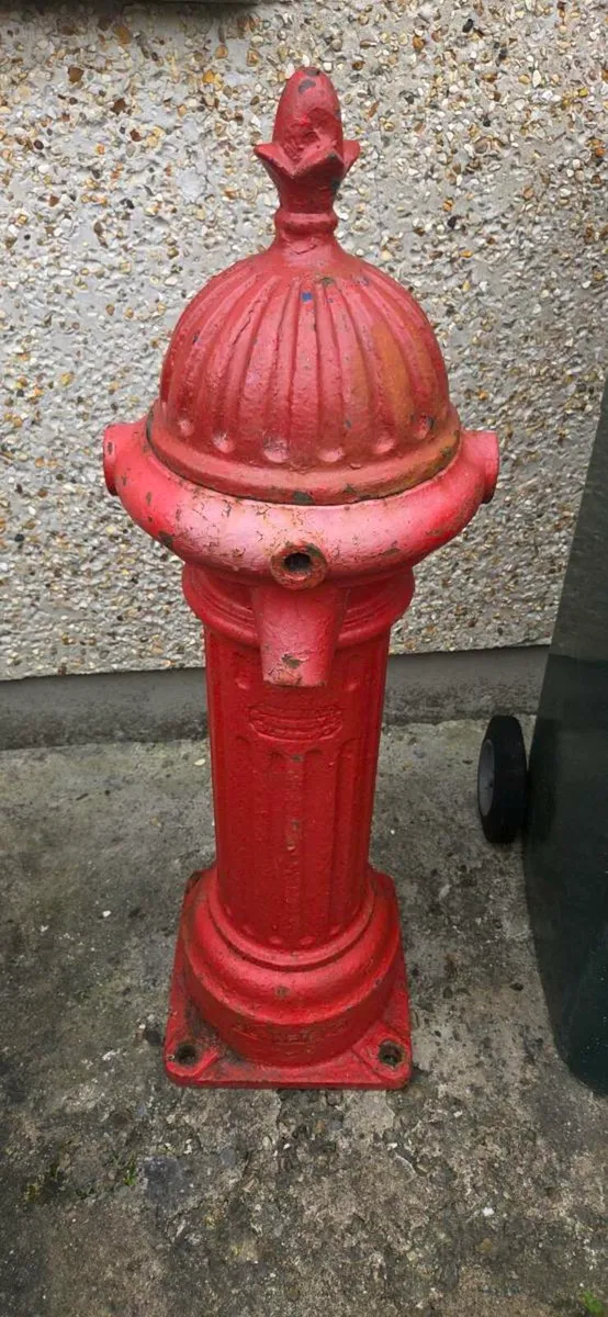 Old village pump in perfect condition - Image 1