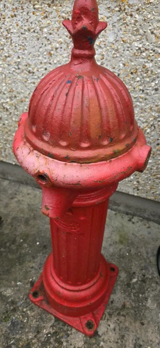 Old village pump in perfect condition - Image 2