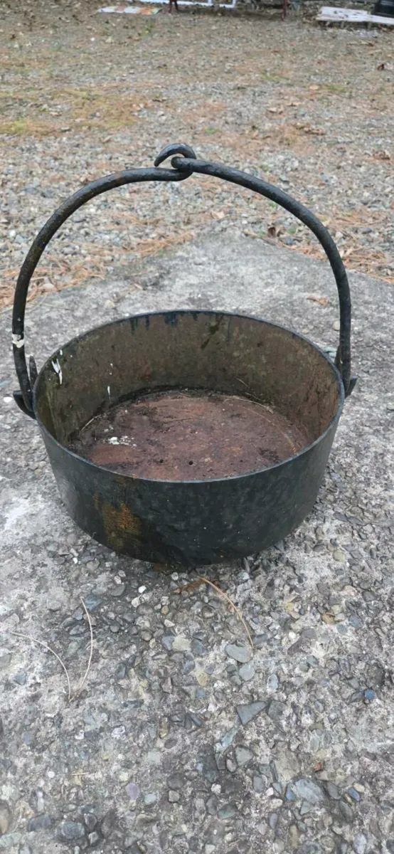Old  cast  iron  pot  in good condition - Image 1