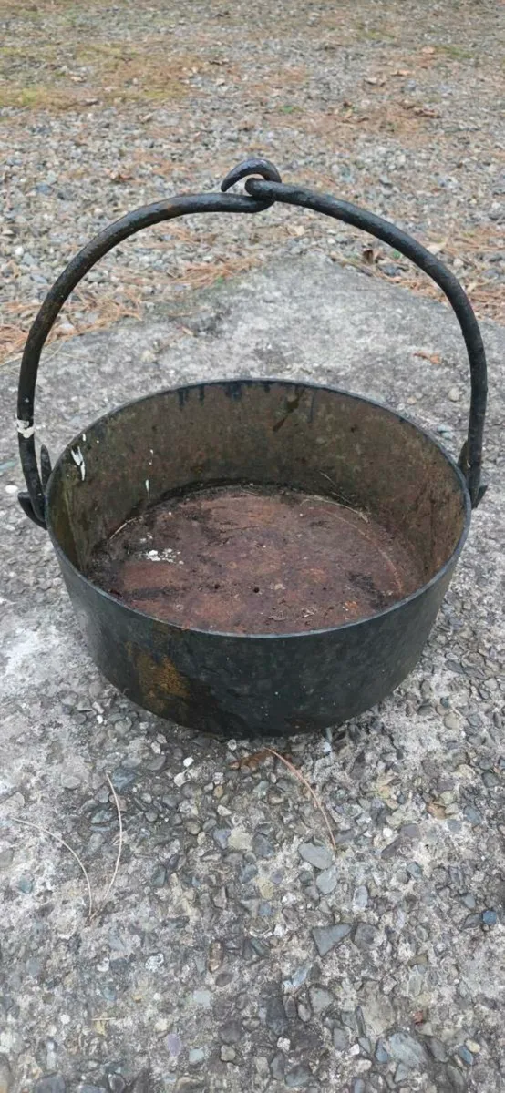 Old  cast  iron  pot  in good condition - Image 2