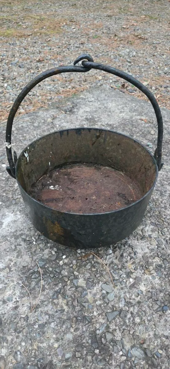 Old  cast  iron  pot  in good condition - Image 3