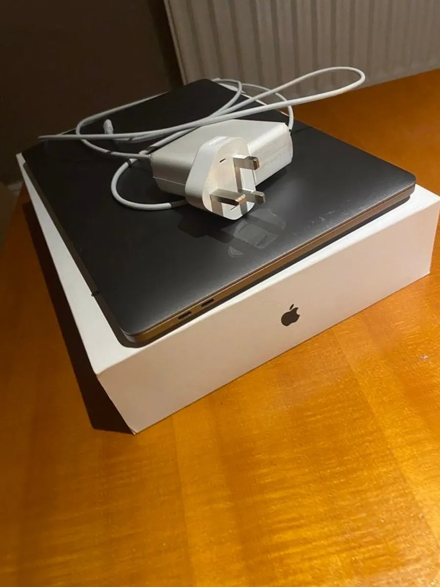 MacBook Pro 13.3 2020 i7 QuadCore 16GB RAM 1TB SSD Excellent Condition - Image 1