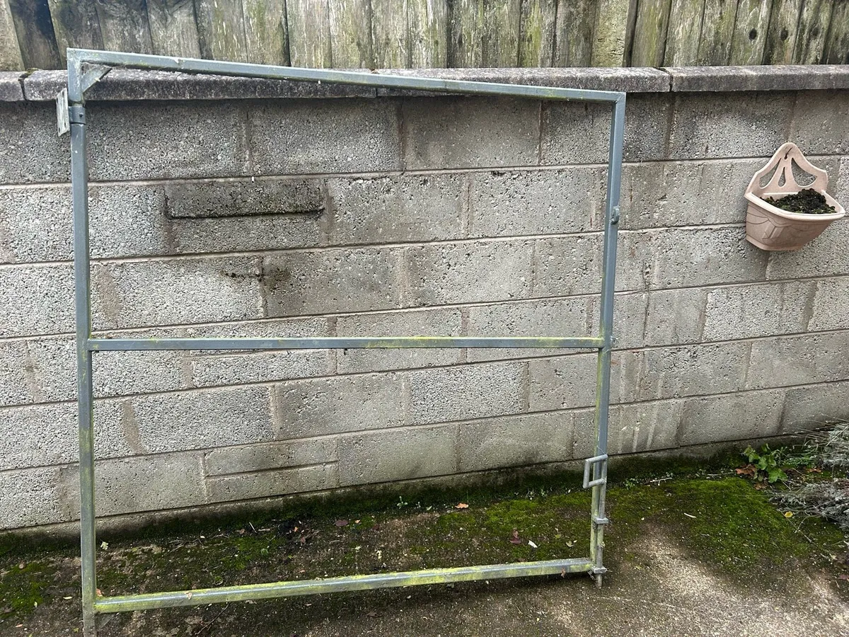 Galvanised metal gate frame - Image 1