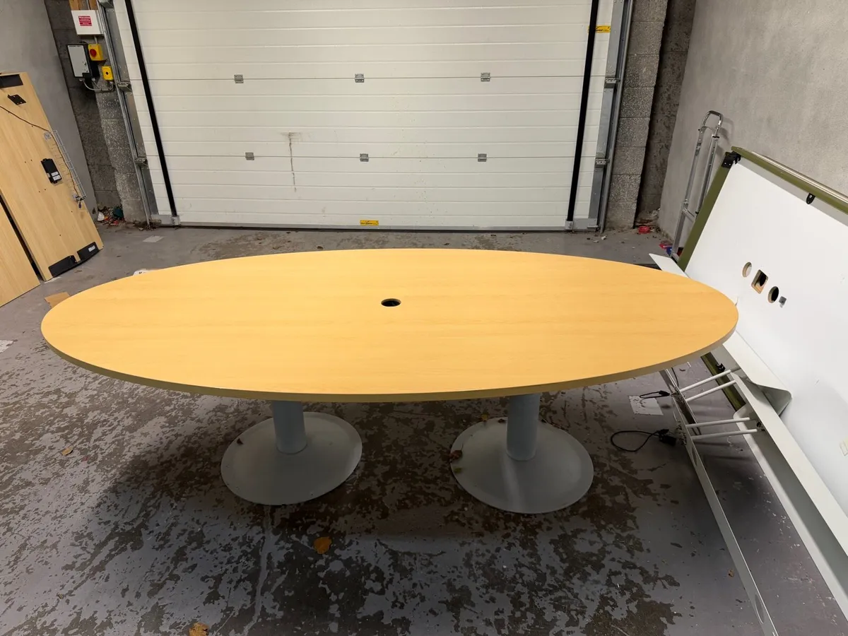 Office Desks & Meeting Table - Image 4