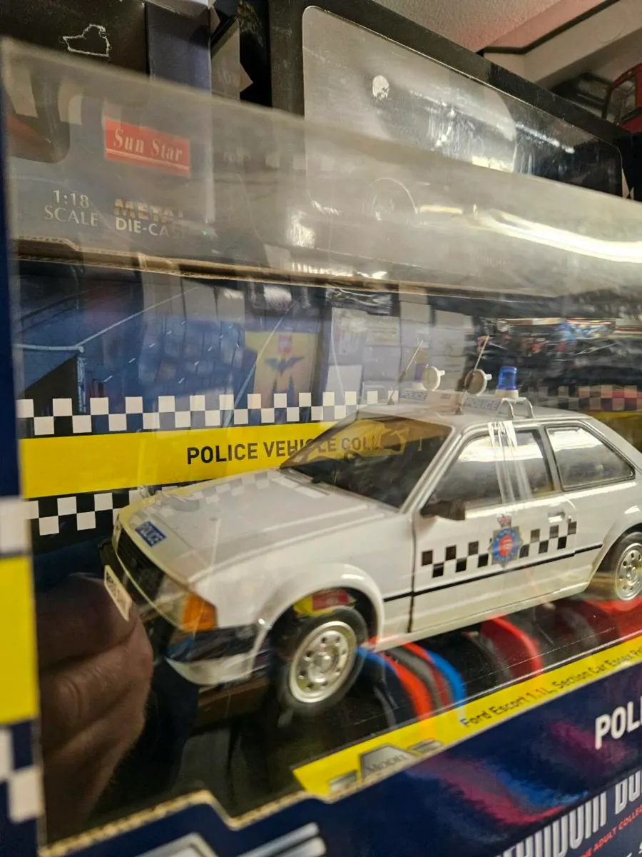 Corgi Modelicons Ford Escort Police Car 1.18 - Image 3