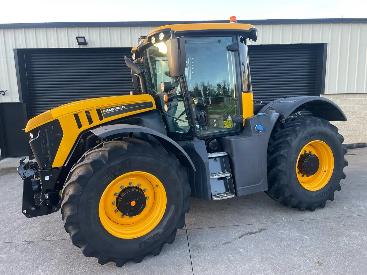2022 JCB FASTRAC 4220 - Image 1