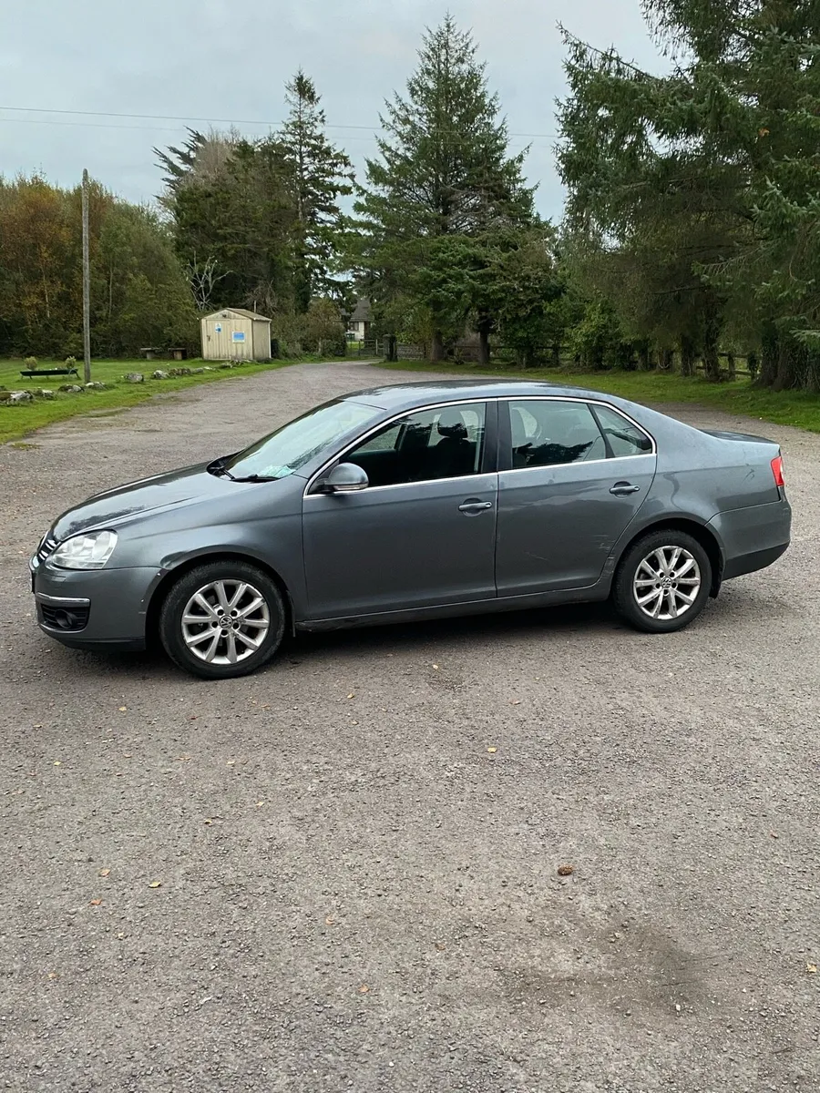 Volkswagen Jetta 2010 - Image 2