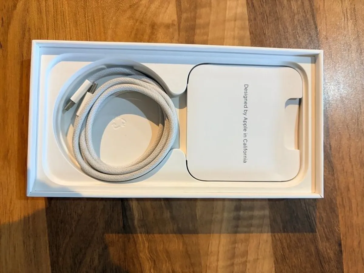 Mint Condition iPhone 15 - Image 4