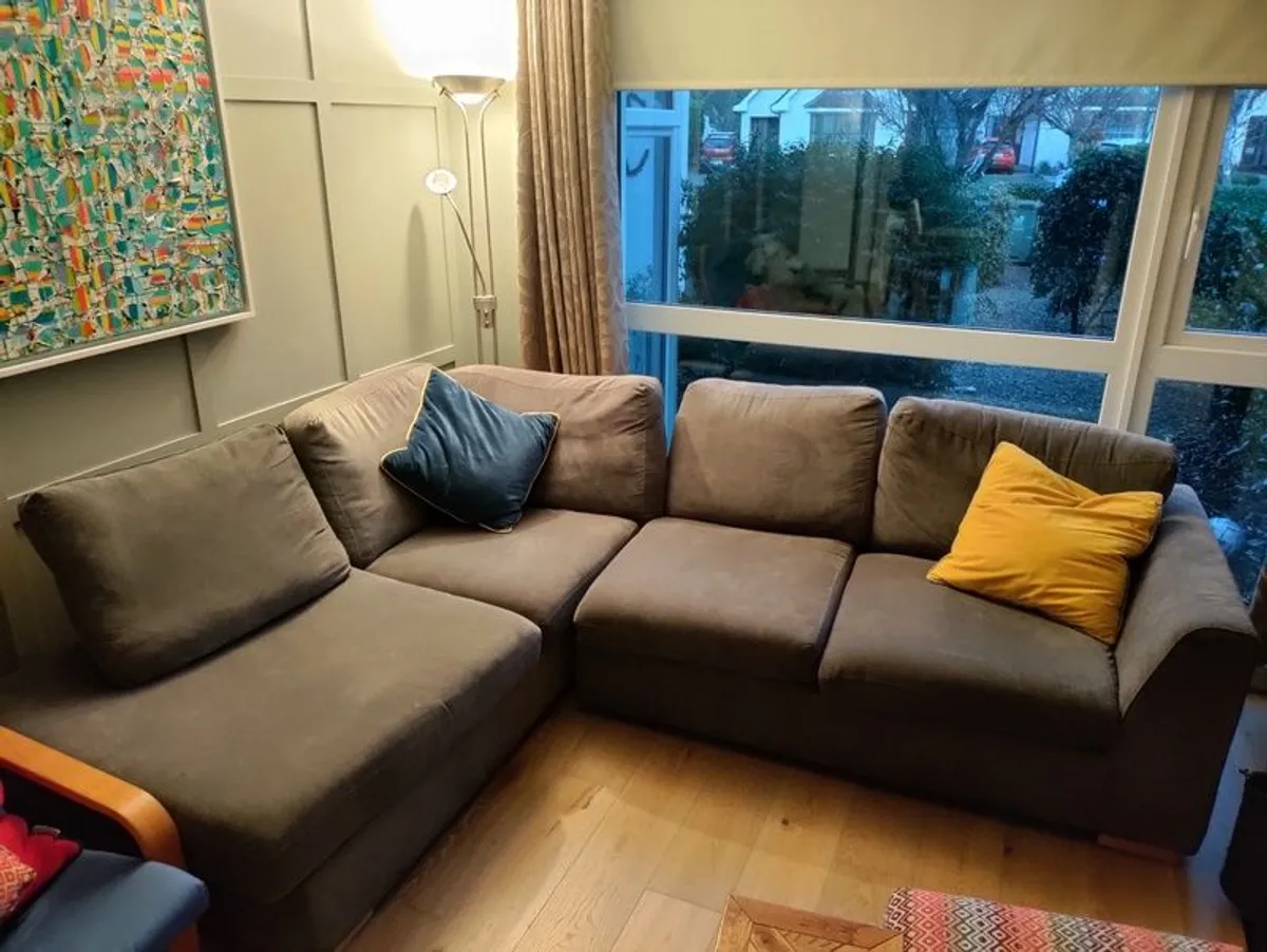 Corner couch - Image 1