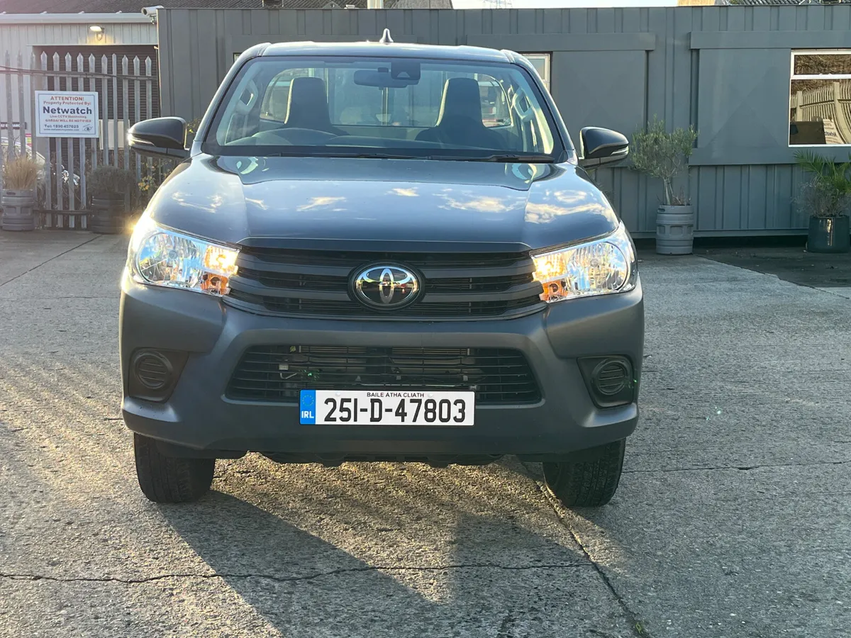 Toyota Hilux 2025 - Image 2