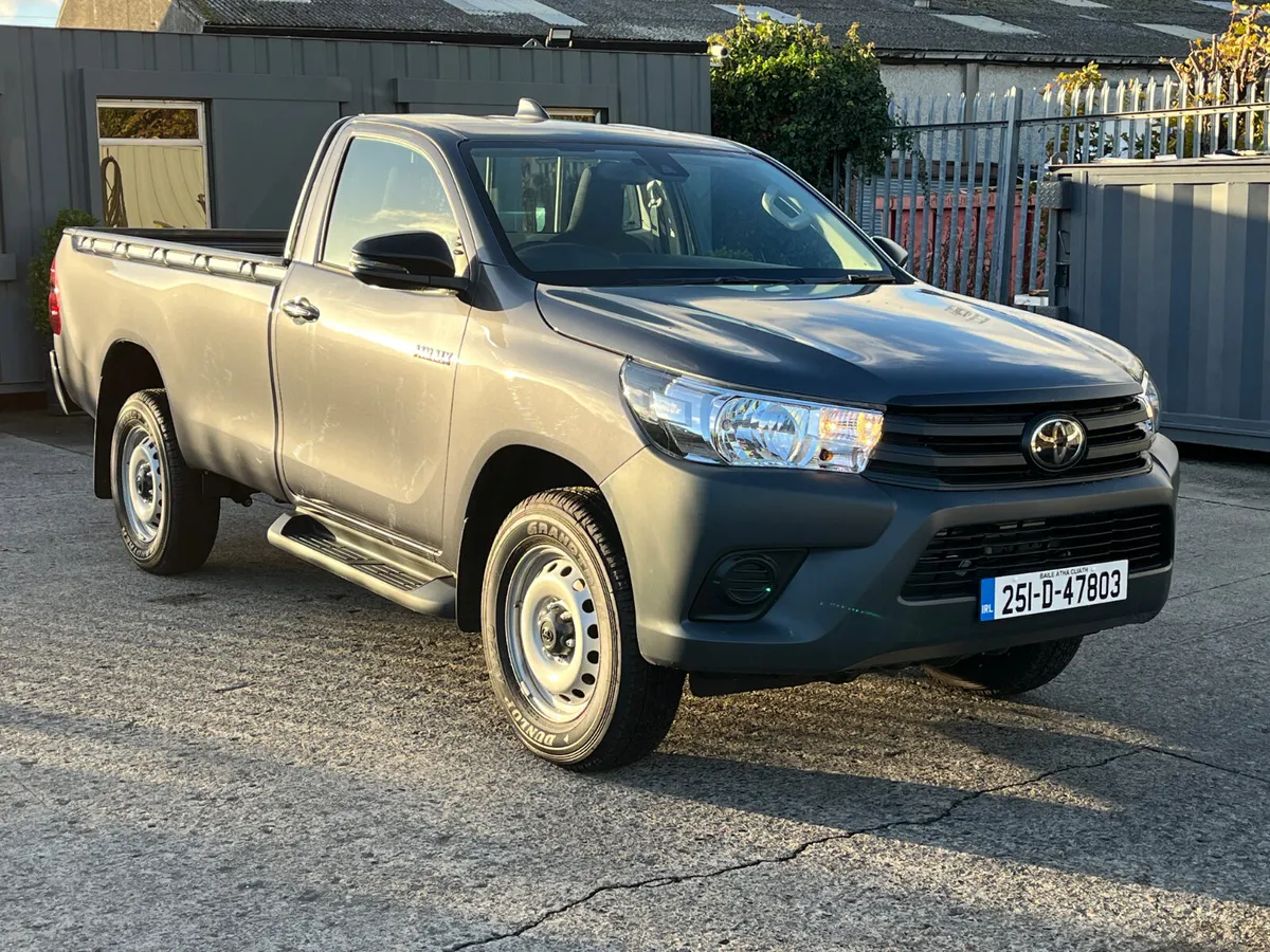 Toyota Hilux 2025 - Image 1