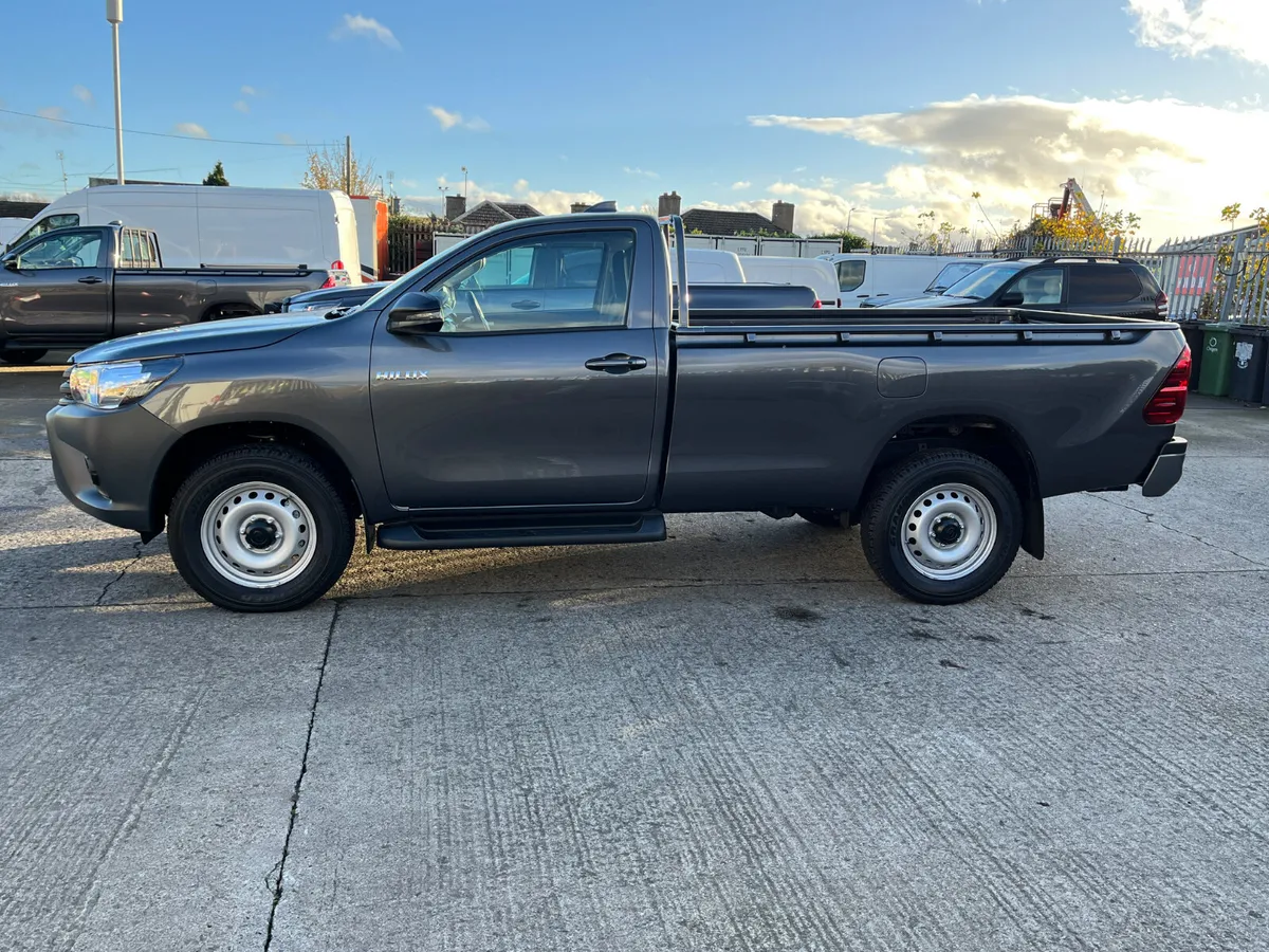 Toyota Hilux 2025 - Image 3
