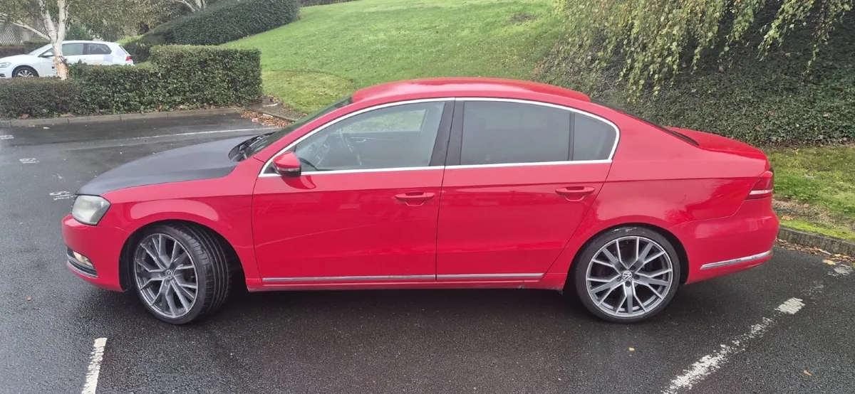 Volkswagen Passat 2011 - Image 2