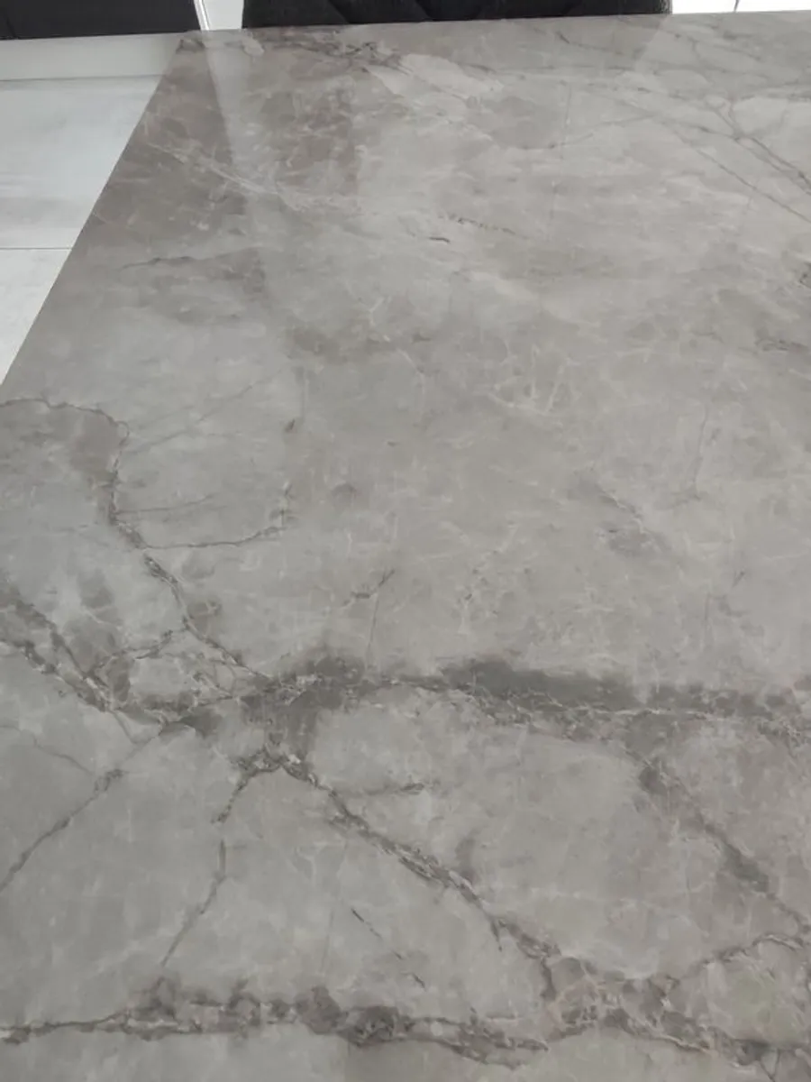 Dining table and 6 chairs - Image 2