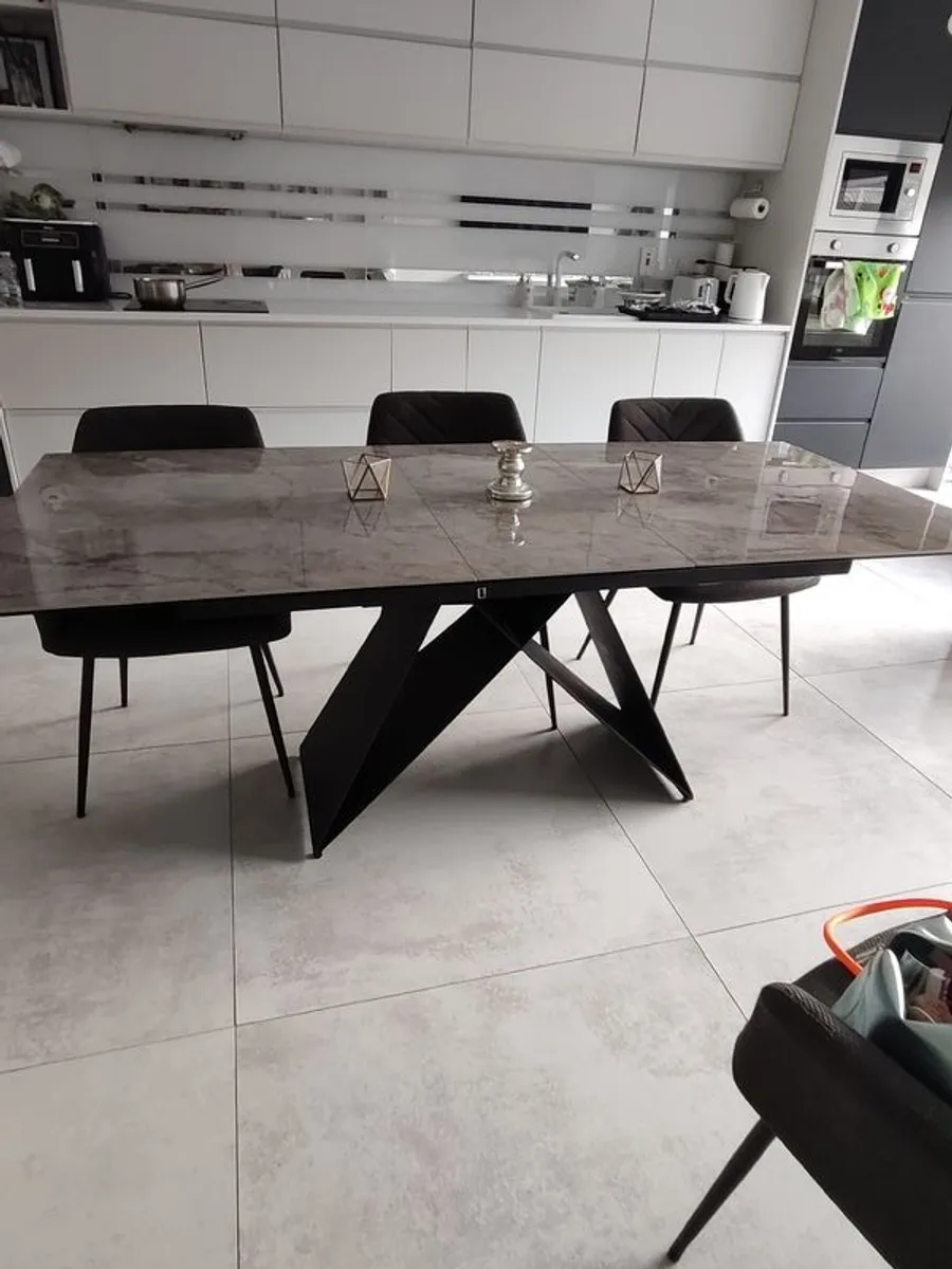 Dining table and 6 chairs - Image 4