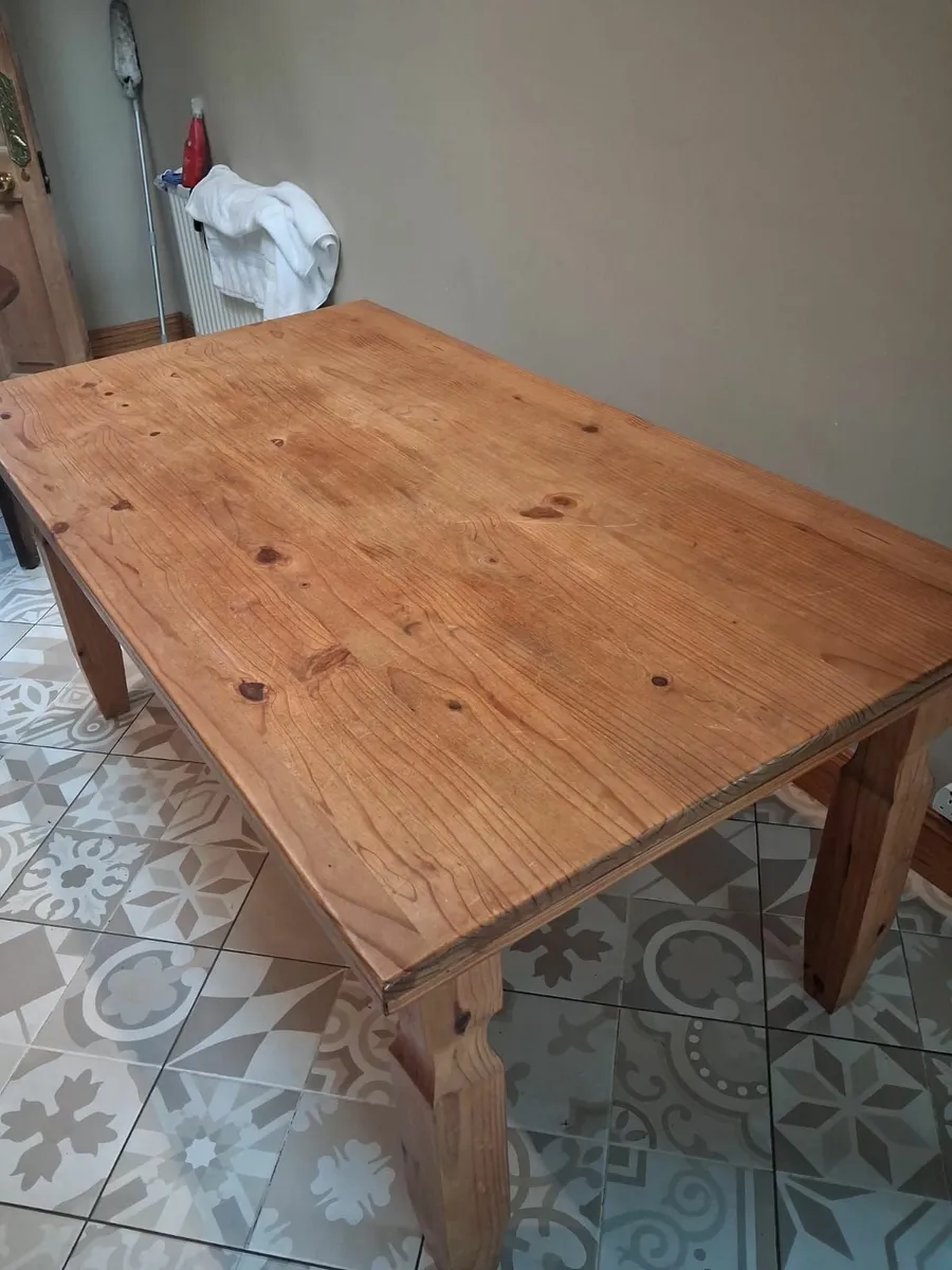 Solid wood table and chairs - Image 3