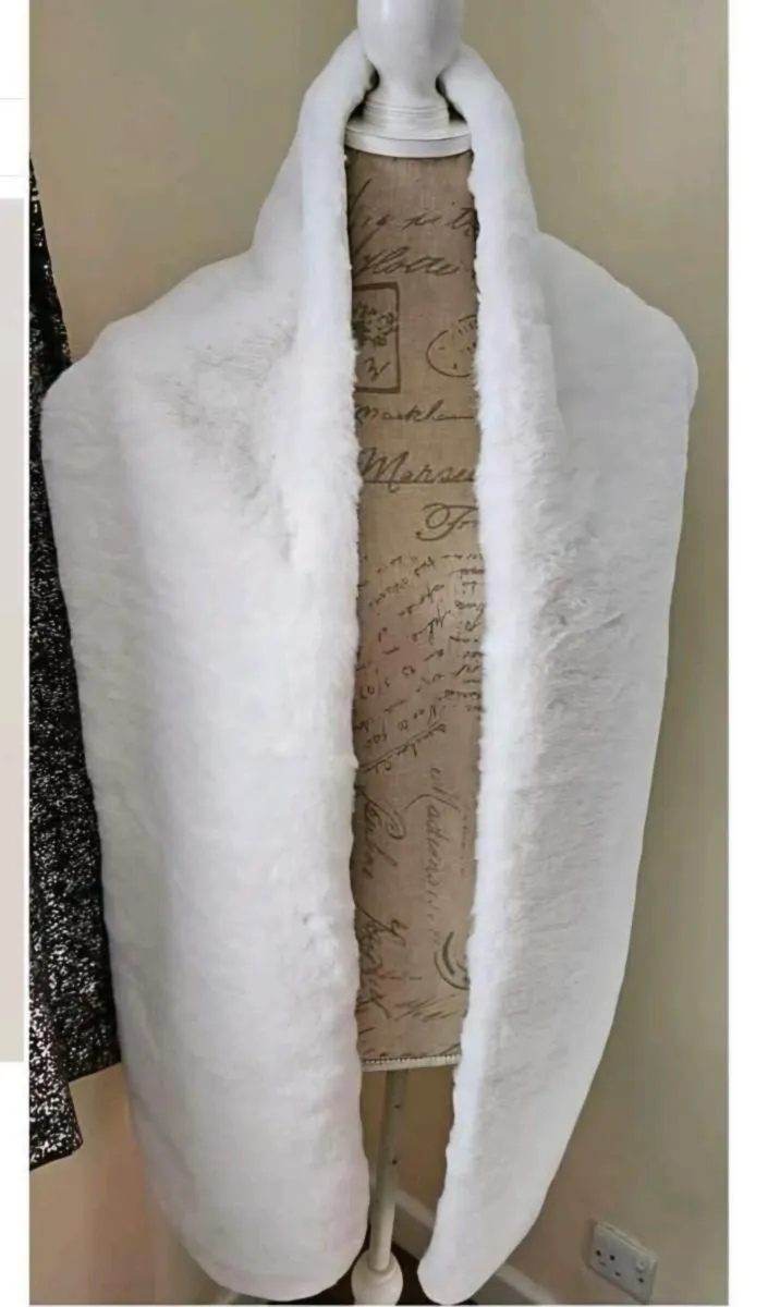 Faux Fur slim stole RRP €110 - Image 2