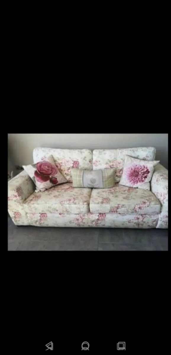 **CLEARANCE**  Floral Couch
High quality - Image 1