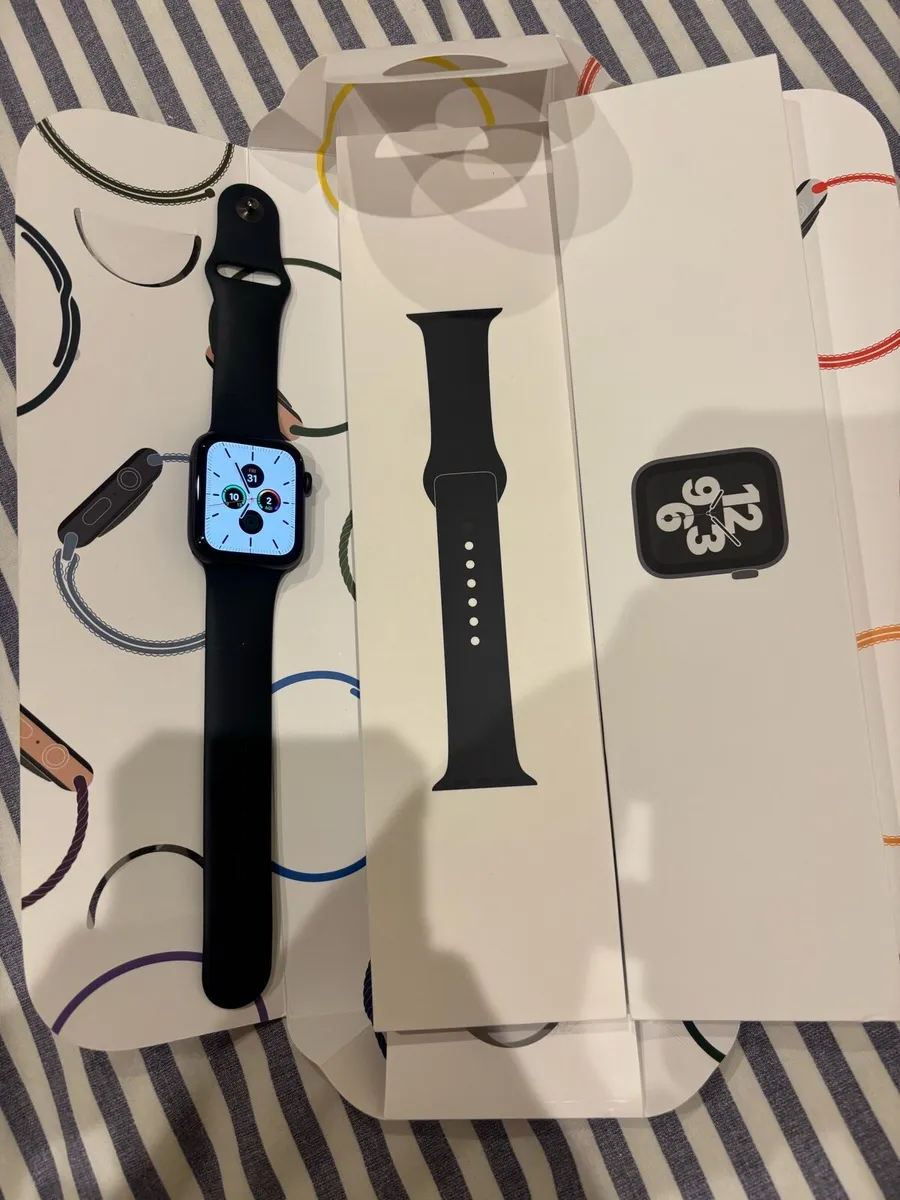Apple Watch SE 44mm - Image 1