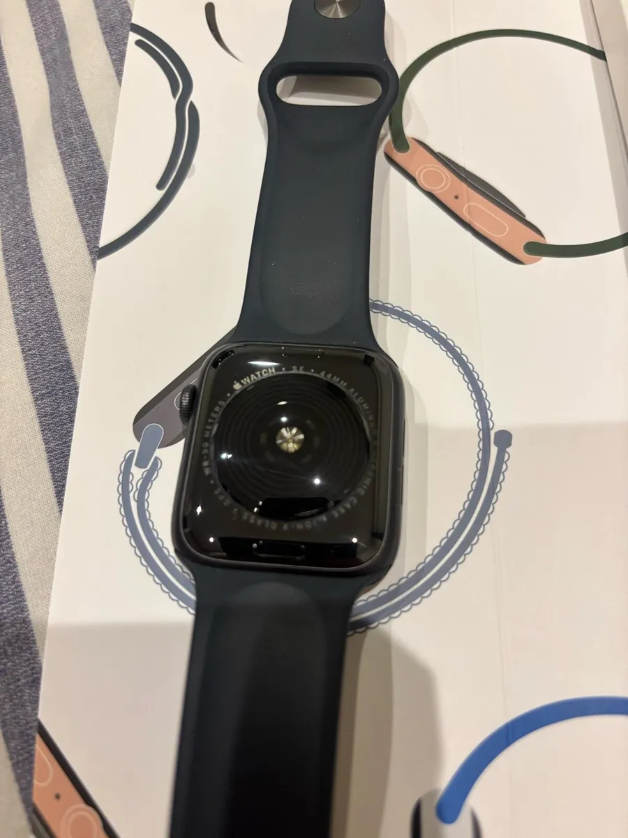 Apple Watch SE 44mm - Image 2