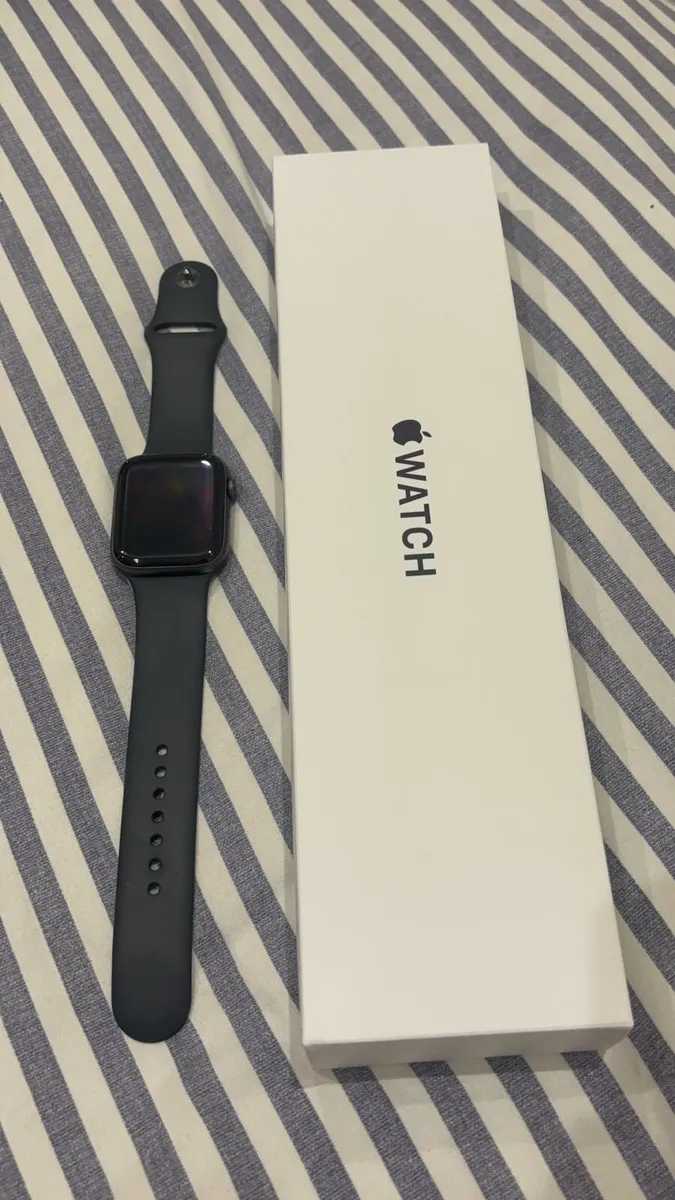 Apple Watch SE 44mm - Image 3