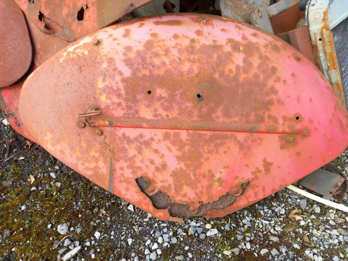 35 FERGUSON BONNET & 3 SESTS OF MUDGUARDS - Image 1