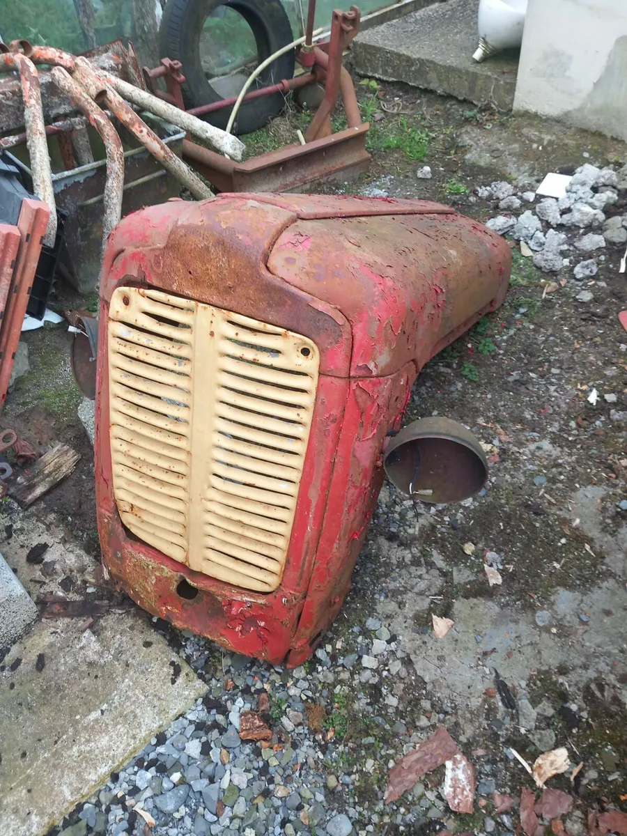 35 FERGUSON BONNET & 3 SESTS OF MUDGUARDS - Image 2