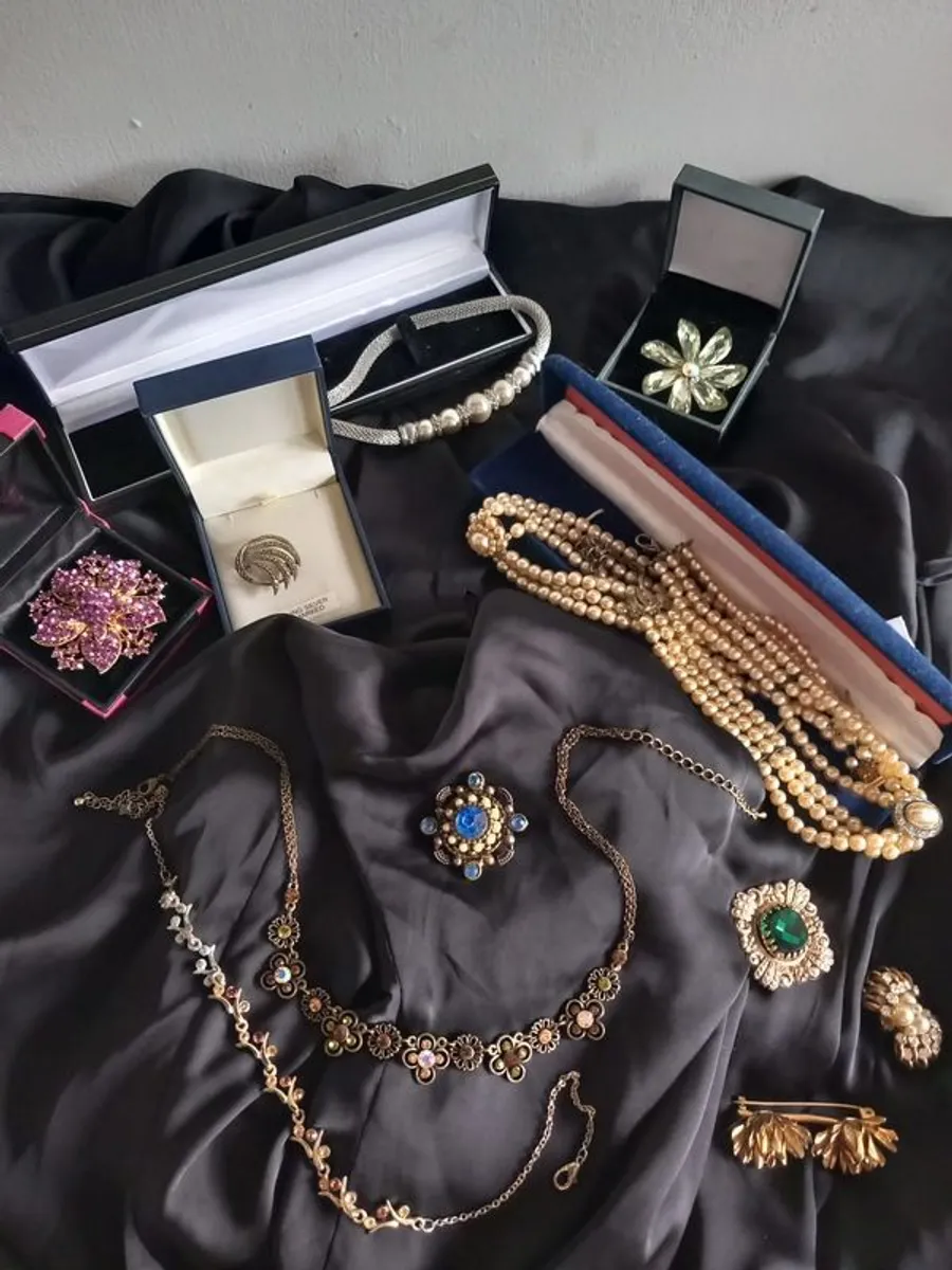Vintage Costume Jewellery - Image 1