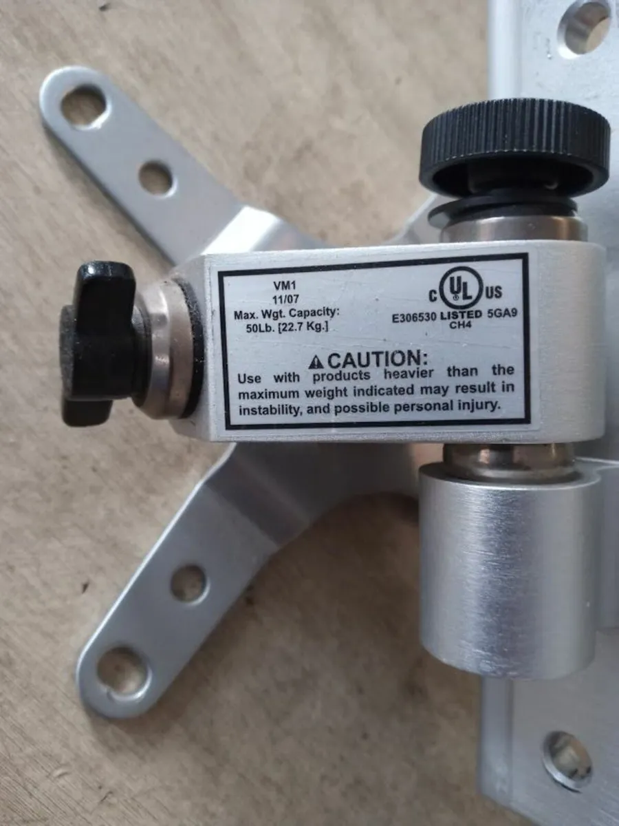 Swivel wall mount for monitor