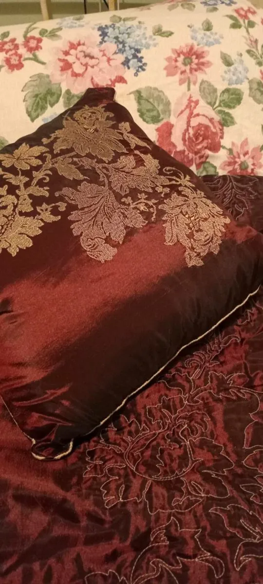 Bed Throw & 2 cushions - Image 2