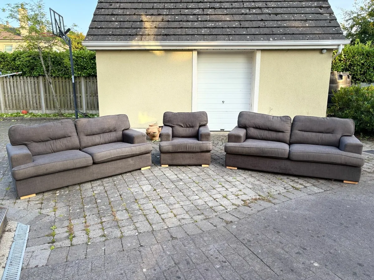 Suite of furniture - Image 1