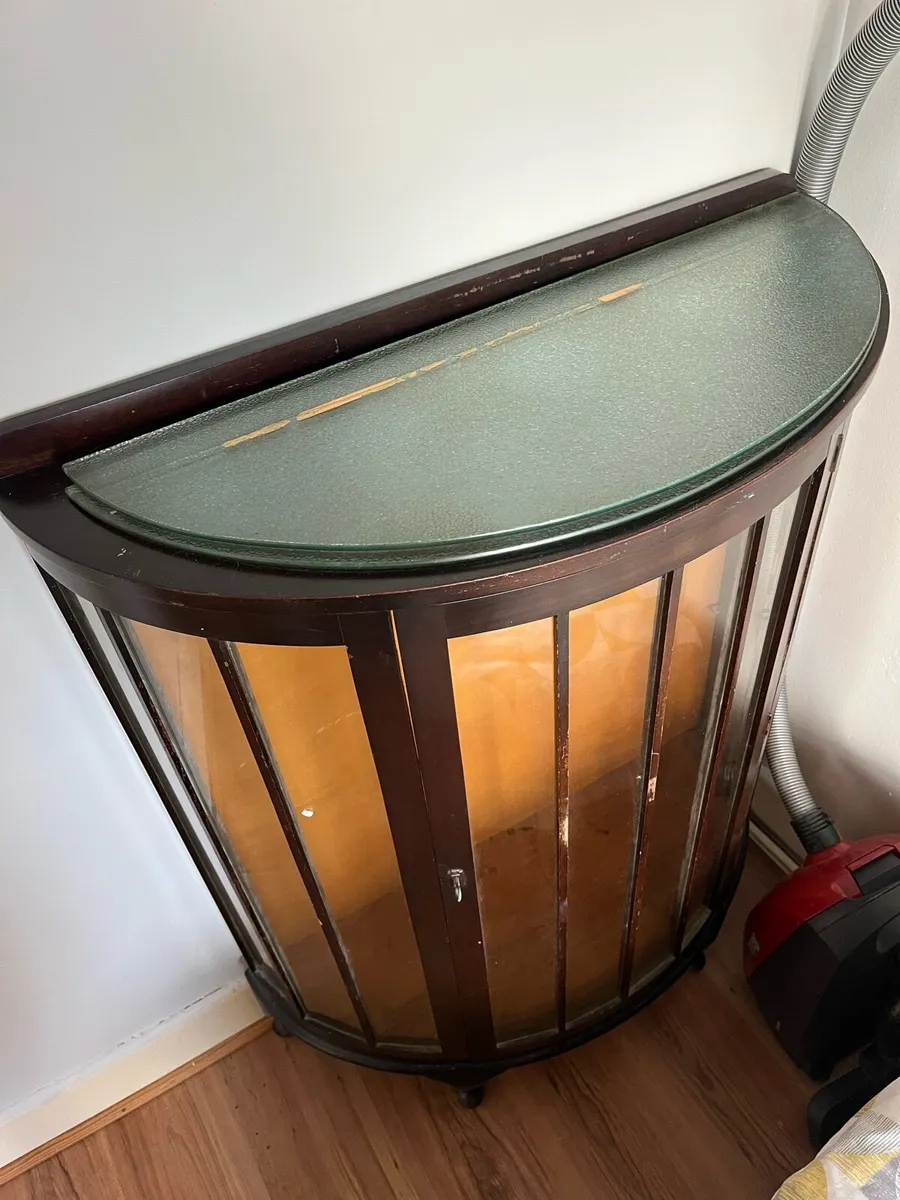 China cabinet - Image 1