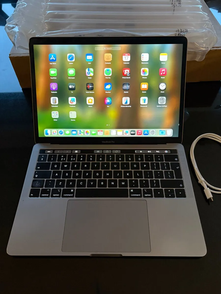 13" Apple MacBook Pro Sequoia Touch Bar 8gb /256g - Image 1