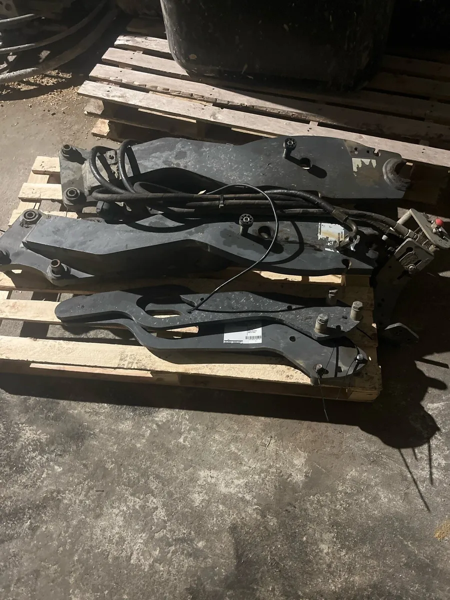 Quicke brackets off fendt 516 - Image 2