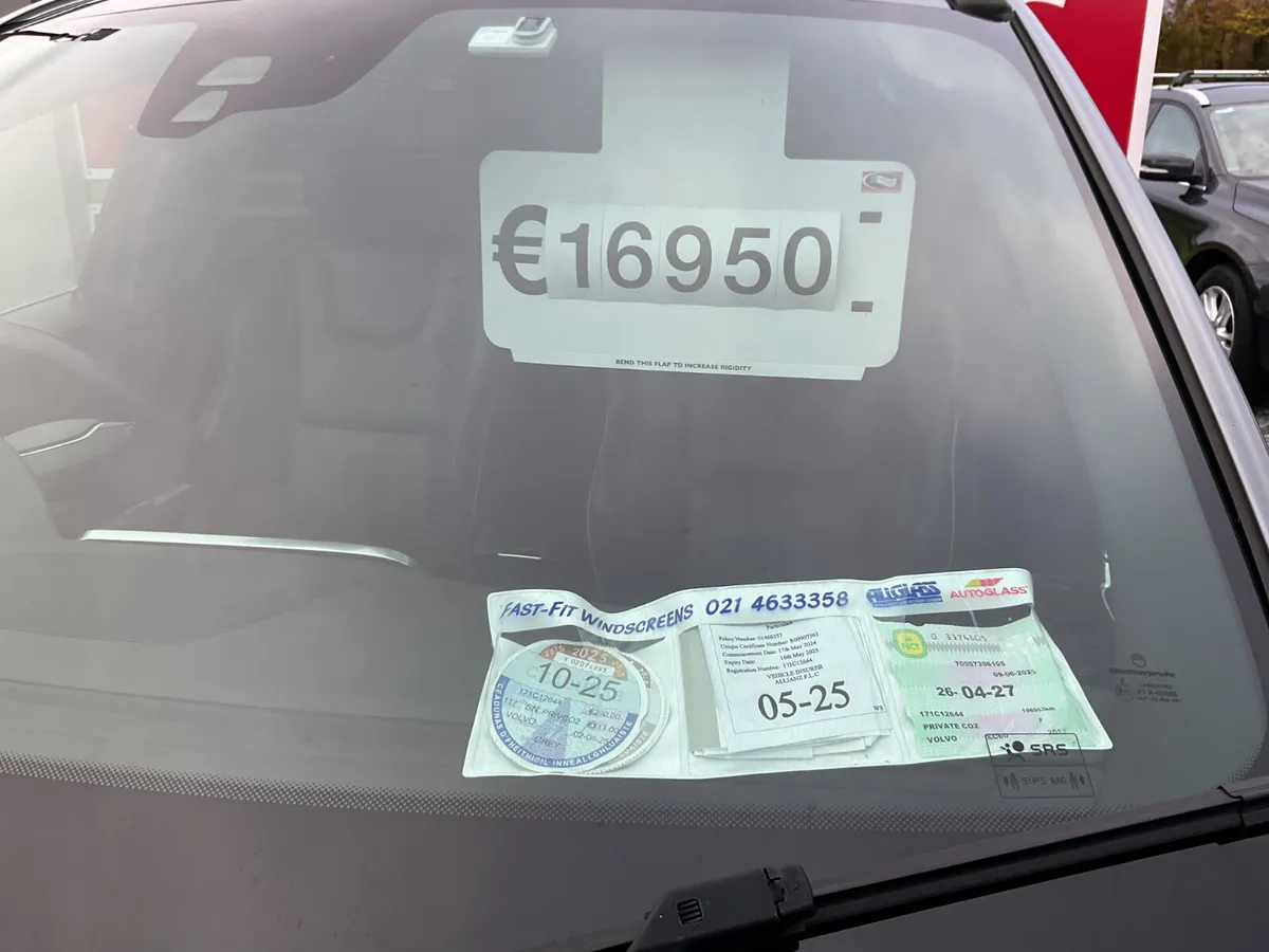 VOLVO XC60 2.0 FR DESIGN 190 BHP 1 OWNER - Image 4