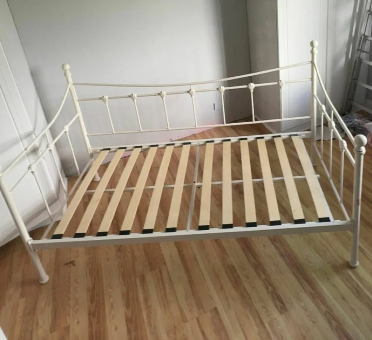 Day bed - Image 1