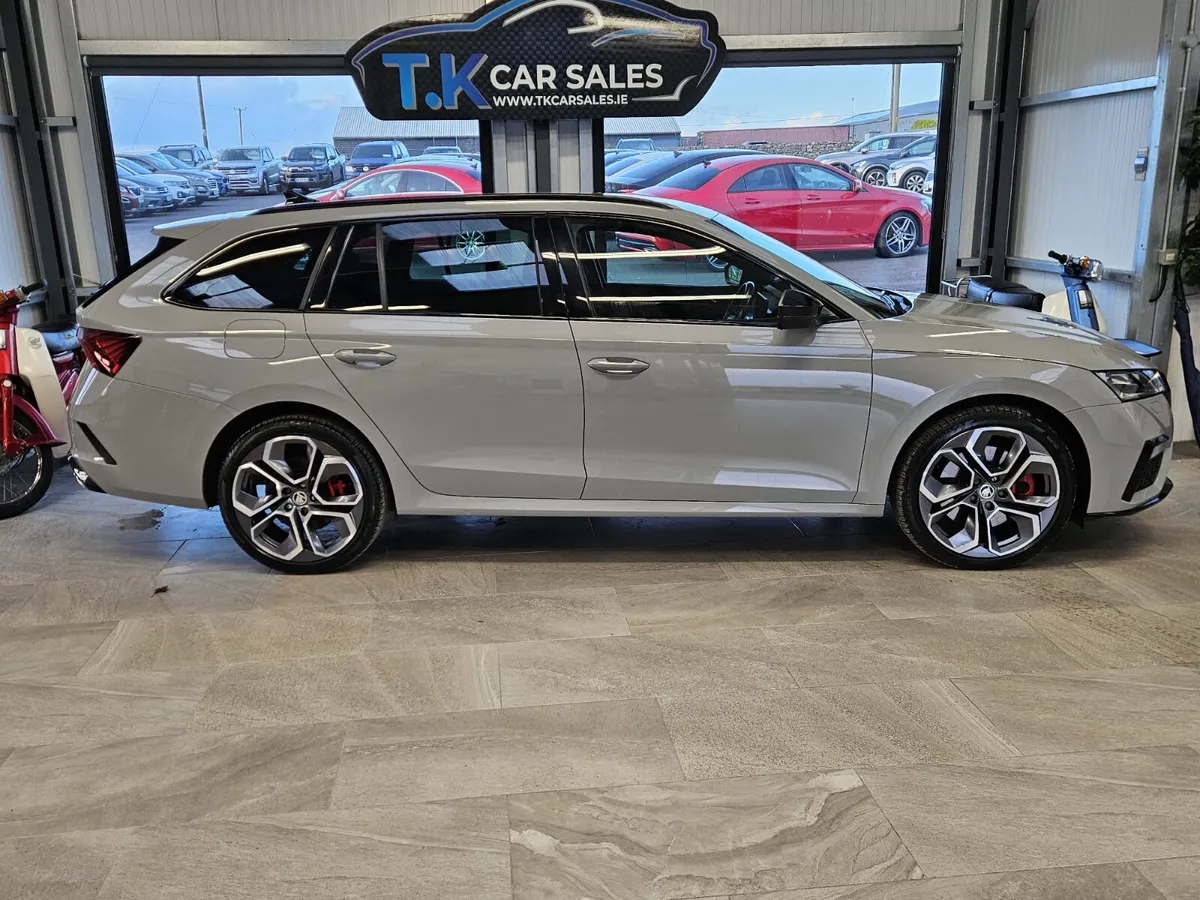 21 SKODA OCTAVIA VRS ESTATE HYBRID - Image 2